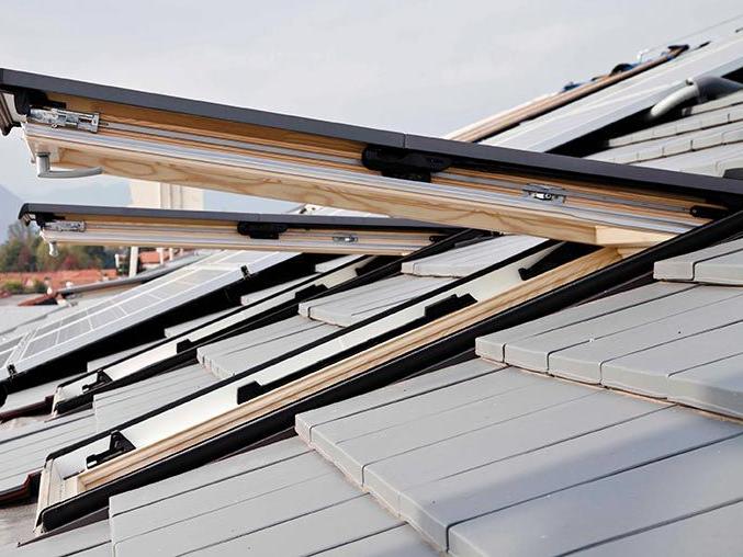 Außenaufnahme von zwei halb geöffneten Designo R8 Dachfenstern aus Holz