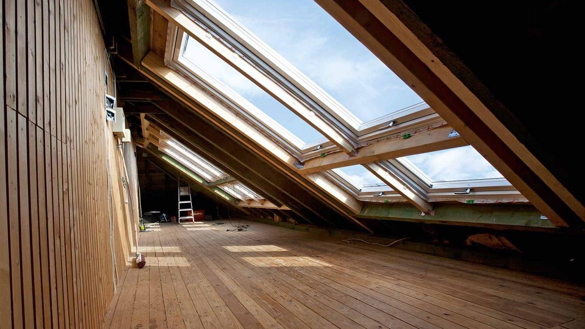 Dachboden mit mehreren Dachfenstern