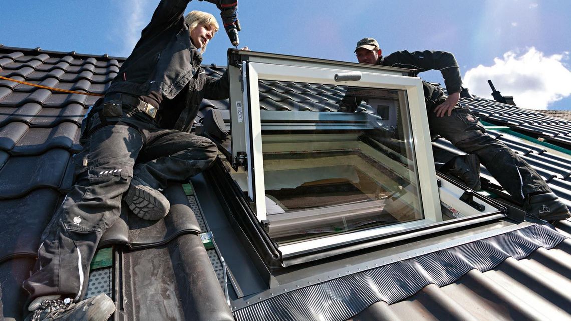 einbau-roto-designo-r8-zwei-handwerker