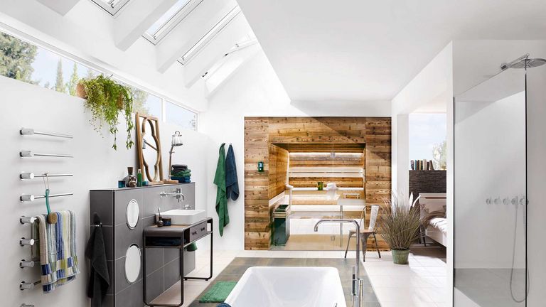 Bagno moderno e luminoso che mixa ceramica e legno